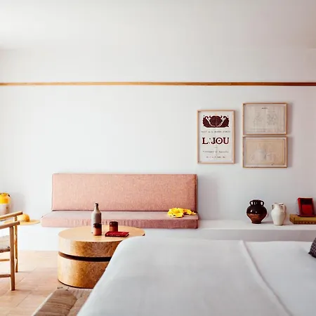 Capelongue, A Beaumier & Hotel